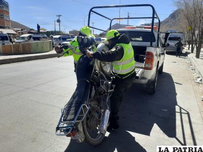 Funcionarios policiales durante el traslado de los motorizados /LA PATRIA
