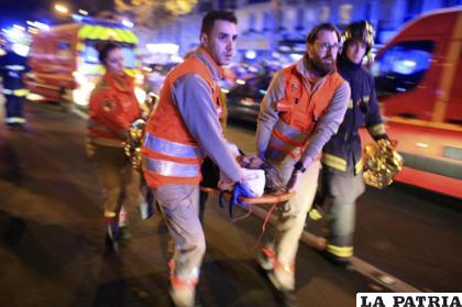 Una mujer herida es evacuada de la sala de conciertos Bataclan después de un ataque suicida con explosivos y disparos el 13 de noviembre de 2015 
/AP Foto /Thibault Camus, Archivo