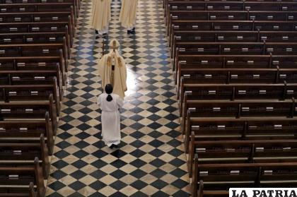 El arzobispo de Nueva Orleans Gregory Aymond en una ceremonia en la catedral de San Luis /Foto AP /Gerald Herbert