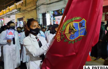 Estudiantes que llevan con orgullo la bandera de Oruro /LA PATRIA
