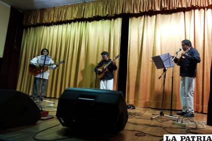 Grupo “Entre Cantares” en escenario /LA PATRIA   