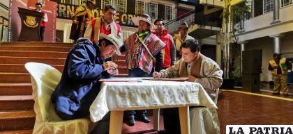 Momento de la firma del convenio entre el gobernador Johnny Vedia y alcalde Jonás Mollo /LA PATRIA 

