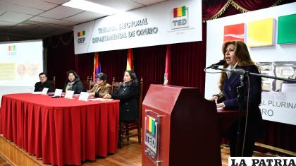 La presidenta del TEDO, Zelma López, en simposio dirigido a colegio de profesionales /LA PATRIA