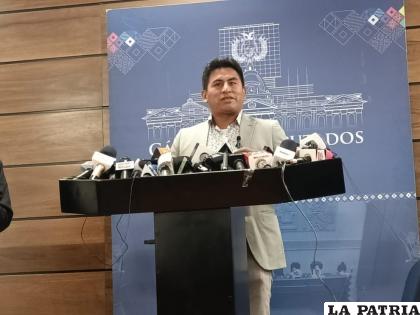 El diputado del Movimiento Al Socialismo (MAS), Gualberto Arispe, en conferencia de prensa 
/FOTO: LA PATRIA