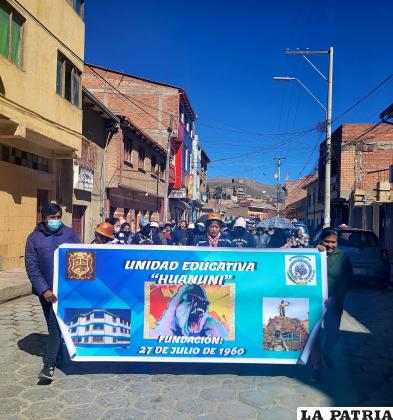 Marcha de padres de familia exigiendo seguridad y la captura del sospechoso /Canal 2 Minero.