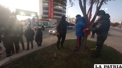 Uniformados rescatan al implicado quien fue atado contra un árbol /LA PATRIA