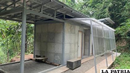 Casa de hormigón fabricado con pañales desechables /Muhammad Arief Irfan