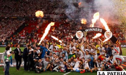 Jugadores de Sevilla celebran el título ante la algarabía de sus seguidores /as.com