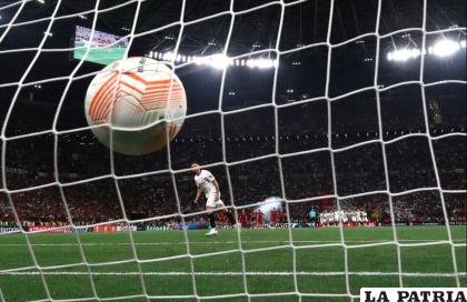 Gonzalo Montiel anotó el último penal y le dio el título al Sevilla 
/as.com