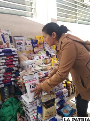 Concejal Nilda Fernández, en verificación de venta de productos del desayuno escolar /LA PATRIA