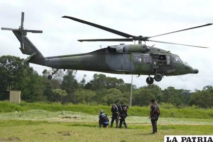 Un helicóptero militar despega con un grupo de indígenas para ayudar a buscar a cuatro niños desaparecidos /AP Foto/Fernando Vergara