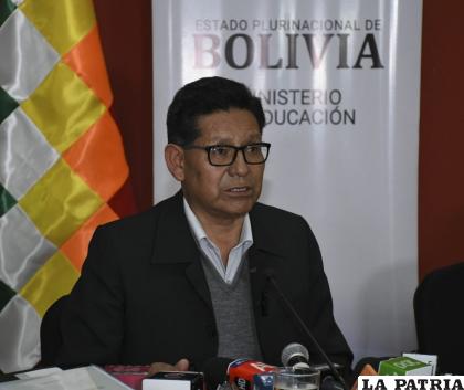 El ministro de educación Edgar Pary, en conferencia de prensa /APG