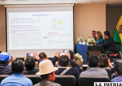 Presentación del nuevo reglamento de identificación de vehículos de carga y buses /Gentileza