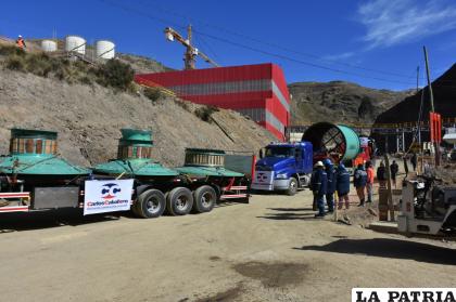 Los molinos que llegaron este lunes a Colquiri /MINISTERIO DE MINERÍA 

