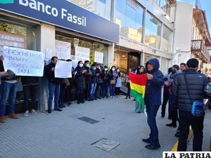 Trabajadores del ex Banco Fassil se movilizaron por sueldos /LA PATRIA 
