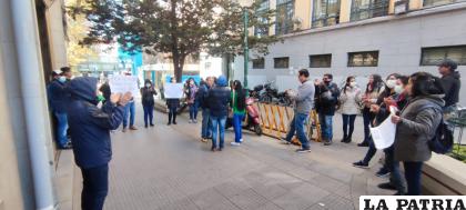 La protesta se instaló también en el edifico de la ASFI en Oruro /LA PATRIA
