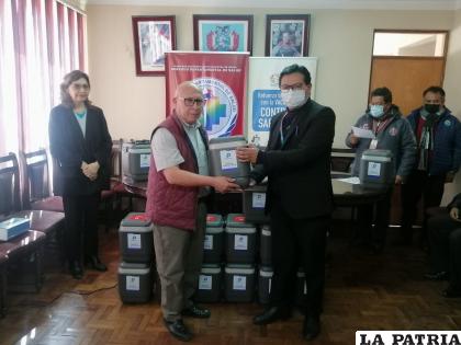 Entrega de termos para reforzar la cadena de frío de vacunas /LA PATRIA 