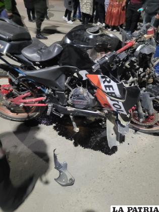 El motociclista se encuentra en terapia intensiva tras impactar con el coche /LA PATRIA