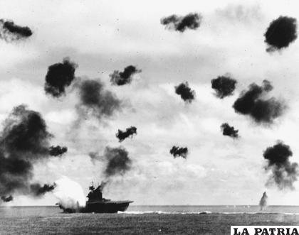 Torpedos japoneses impactan en el portaaviones USS Yorktown durante la batalla de Midway /NG