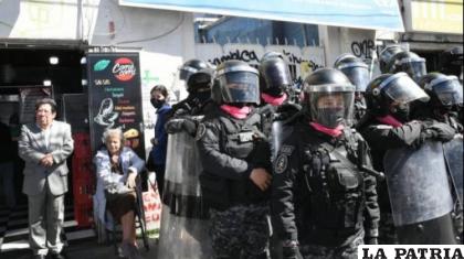 Un contingente policial permanece afuera de la sede de la Apdhb /RRSS