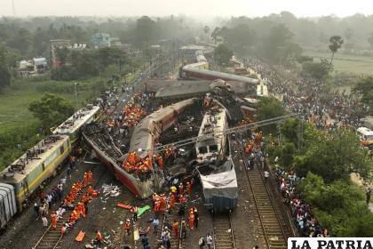 Una foto tomada con un dron muestra rescatistas trabajando en el lugar donde se descarrilaron trenes de pasajeros / AP Foto/Arabinda Mahapatra