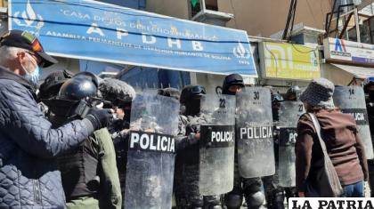 Policías resguardan a quienes tomaron la Apdhb /ANF