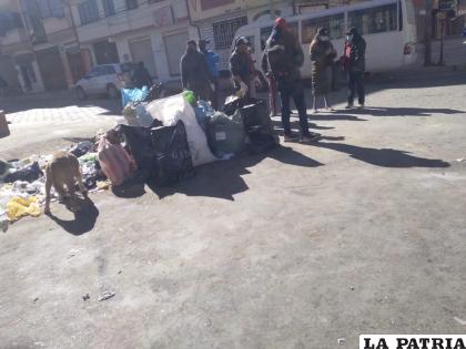 Orureños reuniendo las bolsas de basura /LA PATRIA
