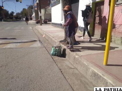 Una mujer culminando la limpieza de su sector /LA PATRIA
