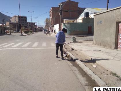 Una persona retirando los escombros de la acera /LA PATRIA