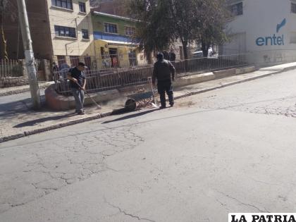 Vecinos recogieron la basura de las aceras /LA PATRIA