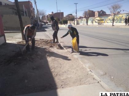 Vecinos en la jornada de limpieza /LA PATRIA
