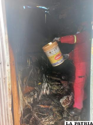 El ambiente utilizado como cocina terminó con deterioros por el incendio /Bomberos