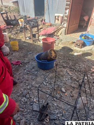 Bomberos enfrían garrafa tras el fuego iniciado en una cocina 
/Bomberos