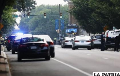 La gente se dispersa de la escena del tiroteo cuando llega la policía /AP