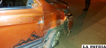 El coche registró daños materiales tras el choque al poste de luz /Tránsito
