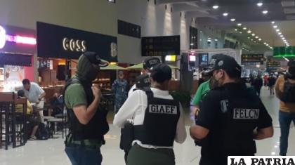  Efectivos policiales en Viru Viru durante el allanamiento /RRSS
