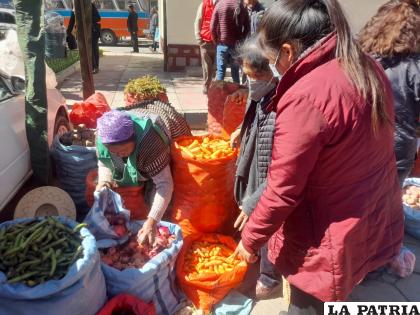 Orureños adquirieron productos de la canasta familiar /LA PATRIA