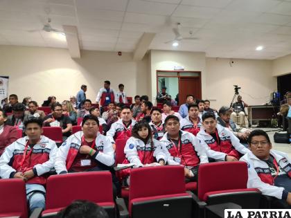 Autoridades y estudiantes de la UTO en espera de cierre de Congreso de Universidades /LA PATRIA
