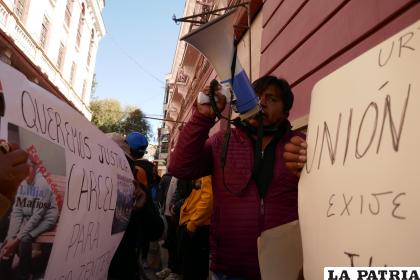 Protestas afuera de la Fiscalía /LA PATRIA