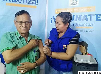 Vacuna sobre la influenza a un adulto mayor /Ministerio de Salud y Deportes.