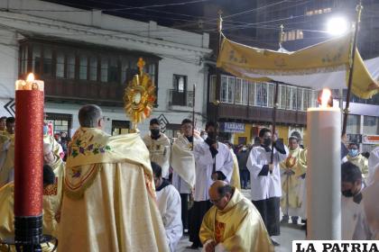 Fieles reafirman su fe en la fiesta de Corpus Christi /LA PATRIA