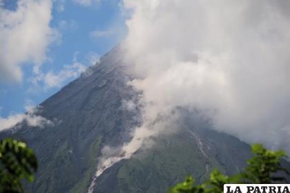 El volcán Mayon arroja una nube de humo blanco
/AP Foto/John Michael Magdasoc