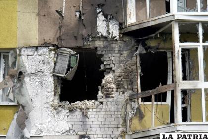 Ventanas rotas y restos de un incendio, en la fachada del edificio residencial contra el que se estrelló un dron /Ara Kilanyants/Kommersant Publishing House vía AP