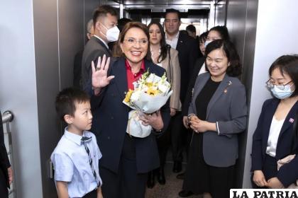 La presidente de Honduras, Xiomara Castro, saluda a su llegada a Shanghái, China / Gao Feng/Xinhua vía AP