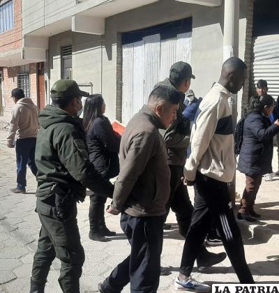 Los dos implicados, enmanillados durante el actuado investigativo /LA PATRIA
