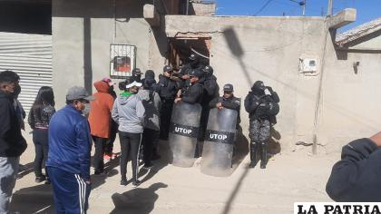 Resguardo policial durante la inspección ocular
 /LA PATRIA
