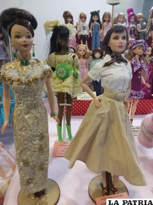 Coleccionistas de las muñecas Barbie también mostraron la variedad de este juguete 