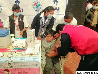 Vacunación del Esquema Regular en niños /LA PATRIA