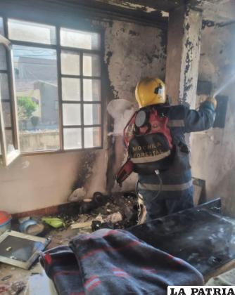 Los bomberos enfriaron el ambiente después del incendio /CORTESÍA