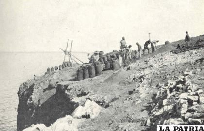 Extracción de guano en la isla Ballestas situada en la costa peruana. Los excrementos son metidos en sacos y bajados hasta las naves mediante cuerdas. Fotografía tomada en 1910 /Wikimedia Commons
